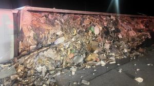Tractor trailer overturns in Saugerties